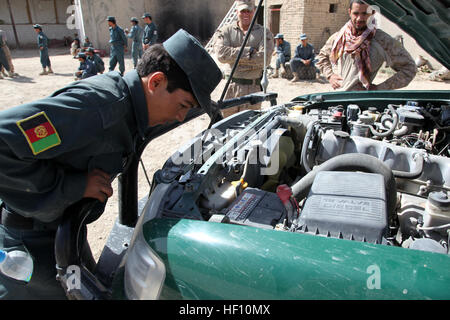 Une police locale afghane (ALP) stagiaire recherche un moteur du véhicule au cours de la formation de l'école de police au scénario Moussa Qa'leh Centre District, province de Helmand, Afghanistan, 3 octobre 2012. Les Marines américains avec la Musa Qa'leh Conseiller de police, l'équipe de combat régimentaire de l'équipe 6 a fourni la formation dans le cadre d'une académie de police d'une semaine pour l'ALP. (U.S. Marine Corps photo par le s.. Raul Gonzalez Jr./libérés) Enduring Freedom 121003-M-KH643-080 Banque D'Images