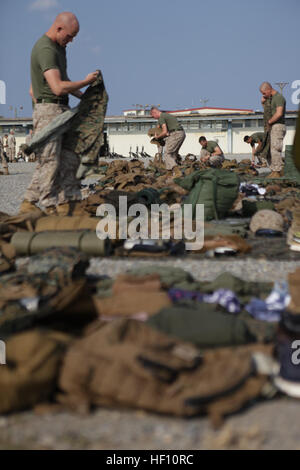 Les Marines de la Golf Company, 2e bataillon, 3e régiment de Marines se préparent à l'exercice Croix du Sud 2012 au Camp Schwab, un exercice multilatéral en Nouvelle-Calédonie impliquant les forces américaines, françaises, australiennes et internationales. Banque D'Images