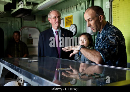 Le Capitaine de vaisseau américain CATHAL O'Connor, commandant de l'Escadron amphibie, 11, donne Brian L. Goldbeck, chef de mission adjoint, Ambassade des États-Unis, et sa femme Shirendev Narangerel une visite de l'USS Bonhomme Richard après la cérémonie d'ouverture de l'exercice 2013 débarquement amphibies (PHIBLEX 2013) à bord du USS Bonhomme Richard, Olongapo, Zambales, République des Philippines, le 8 oct., 2013. PHIBLEX 2013 est un exercice de formation bilatérale menée chaque année dans la République des Philippines pour améliorer l'état de préparation des deux militaires amphibies et de renforcer l'interopérabilité. Nouvelles initiatives pour PHIBLEX 2013 incl Banque D'Images