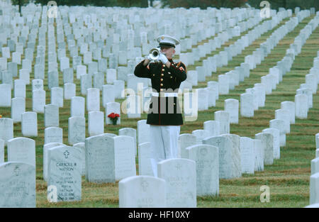 Au cimetière national d'Arlington, Taps est joué pendant l'inhumation de 11 Marines rentrés du Vietnam. Les membres du service, les familles et les amis assistent pour honorer le sacrifice et le service de ces Marines, commémorer leurs contributions et préserver leur héritage. Banque D'Images