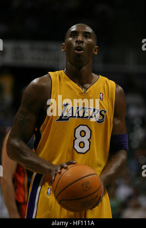 Kobe Bryant, le garde des Lakers de Los Angeles, se prépare à tirer un lancer franc lors d'un match de pré-saison contre les Warriors de Golden State. Bryant a joué un rôle clé dans la réduction d'un important déficit de points à la fin du deuxième trimestre après que les Warriors eurent établi une avance. Banque D'Images