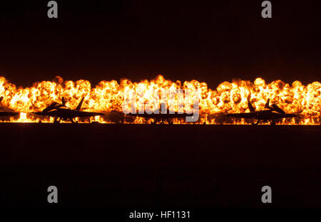 Flammes exploser derrière les Blue Angels de la Marine' F/A-18 Hornet pendant la nuit partie des 2012 Marine Corps Air Station Miramar Air Show, 13 octobre. Le mur de feu est le dernier événement de la nuit air show. Flickr - DVIDSHUB - Miramar brûle ciel nocturne au cours de l'année 2012 air show (Image 4 de 4) Banque D'Images