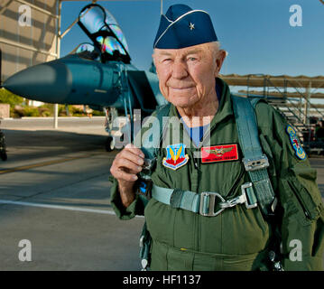 United States Air Force Brig. Le général Charles E. "Chuck" Yeager, retraité, se prépare à bord d'un F-15D Eagle du 65th Aggressor Squadron le 14 octobre 2012, à Nellis Air Force Base, Nevada dans un jet dirigé par le Capitaine David Vincent, 65th AGRS Yeager, pilote commémore le 65e anniversaire de sa rupture historique du mur du son vol, le 14 octobre 1947, dans la fusée Bell XS-1 plan de recherche nommé 'Glamorous Glennis.' Yeager a reçu le prestigieux trophée Collier pour ce point de repère en 1948. réalisation aéronautique Flickr - DVIDSHUB - Chuck Yeager commémore vol historique (Image 26 de 26 Banque D'Images