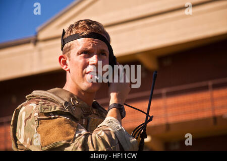 Le Lieutenant de vol Samuel Mitchell, un projet conjoint de la finale de l'attaque contrôleur en formation avec les forces britanniques, à l'écoute d'une communication sur la radio au Marine Corps Air Station Cherry Point, N.C., le 23 octobre. Mitchell a été la communication avec les Marines avec ravitaillement aérien maritime 252e Escadron de transport de la récolte et de l'équipe de Hawk était de coordonner la formation des frappes aériennes à partir du sol. Les forces britanniques de perfectionner les capacités de l'appui aérien rapproché avec Harvest HAWK Marines à Cherry Point 121023-M-UC900-007 Banque D'Images