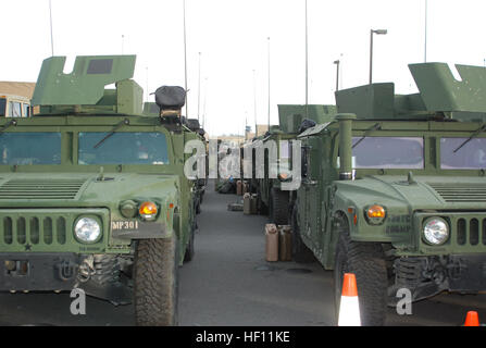 LATHAM, NY à New York, les soldats de la Garde nationale d'Armée affecté à la 206e Compagnie de Police militaire de se préparer à sortir sur une route à partir de mars New York State Division des affaires militaires et navales à l'Administration centrale ici Farmingdale Centre de Réserve des Forces armées dans le cadre de la réponse de l'État de New York à l'Ouragan Sandy, le dimanche 28 octobre. Les soldats sont parmi plus de 1 100 et de la Garde nationale aérienne de l'armée de soldats et aviateurs canadiens déployés à l'ordre du gouverneur de New York Andrew M. Cuomo pour répondre à la tempête. (Eric Durr, NYS Division des affaires militaires et navales) Gov. Andrew Cuomo déploie NY Nationa Banque D'Images