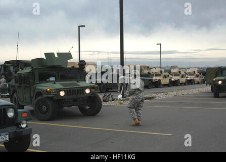 LATHAM, NY à New York, les soldats de la Garde nationale d'Armée affecté à la 206e Compagnie de Police militaire de se préparer à sortir sur une route à partir de mars New York State Division des affaires militaires et navales à l'Administration centrale ici Farmingdale Centre de Réserve des Forces armées dans le cadre de la réponse de l'État de New York à l'Ouragan Sandy, le dimanche 28 octobre. Les soldats sont parmi plus de 1 100 et de la Garde nationale aérienne de l'armée de soldats et aviateurs canadiens déployés à l'ordre du gouverneur de New York Andrew M. Cuomo pour répondre à la tempête. (Eric Durr, NYS Division des affaires militaires et navales) Gov. Andrew Cuomo déploie NY Nationa Banque D'Images