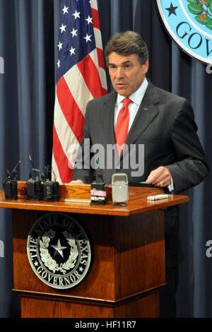 Texas Gov. Rick Perry fait remarques avant de présenter la Purple Heart, la Médaille de l'air par 'V' pour l'appareil et la vaillance au combat le badge personnel médical de Sgt. Patrick D. Rogers, Jr., un médecin de vol et membre de la Garde nationale du Texas, au capitole de l'État du Texas à Austin, Texas, le 1 novembre 2012. Perry est le commandant en chef des Forces militaires du Texas, qui comprend le Texas Army National Guard. Rogers ont reçu des bourses pour des actions qui ont eu lieu au cours de son service en Afghanistan. (Photo de la Garde nationale par Air Force Staff Sgt. Phil Fontaine / Relâché) Perry Texas garde d'honneurs Banque D'Images