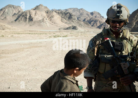 Une force de la coalition parle avec un garçon lors d'une patrouille conjointe avec la police locale afghane, village près de Khost, en Afghanistan, dans la province de Farah, le 2 novembre 2012. Les forces de sécurité nationale afghanes ont pris les devants dans les opérations de sécurité, avec les forces de la coalition à titre de mentors, d'apporter la sécurité et la stabilité au peuple de la République islamique d'Afghanistan. (U.S. Marine Corps photo par le Sgt. Pete Boucher/libérés) de la police locale afghane les forces de la coalition hôte 121102-M-BO337-035 Banque D'Images