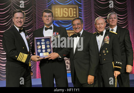 De gauche, U.S. Navy Adm. Jonathan W. Greenert, le chef des opérations navales, présente l'usage marin de l'année à l'élimination des explosifs et munitions Technicien 2e classe Gregory F. Gaylor comme secrétaire à la défense, Leon E. Panetta, de l'Armée Le Général Martin E. Dempsey, le chef d'état-major interarmées, et ancien général de l'Armée de l'air à la retraite CJCA Richard B. Myers regardez sur au cours de l'USO 2012 Gala à Washington le 2 novembre 2012. (DoD photo par Glenn Fawcett) 2012 121102 Gala USO-D-NI589-558 Banque D'Images