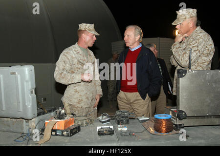 051124-M-1327Camp Taqaddum J-035, l'Iraq (nov. 24, 2005) - Le sénateur Joseph Lieberman (D-CT) est informé par la U.S. Marine Corps, l'Adjudant-chef Timothy Callahan au Camp Taqaddum en Iraq. Le sénateur Lieberman a été sénateur en Iraq pour visiter les troupes et d'en savoir plus sur la manière dont ils se défendent contre les dispositifs explosifs de circonstance (IED). U.S. Marine Corps photo par Lance Cpl. Brian A. Jaques (publié) US Navy 051124-M-1327J-035 Le sénateur Joseph Lieberman (D-CT) est informé par la U.S. Marine Corps, l'Adjudant-chef Timothy Callahan au Camp Taqaddum en Iraq Banque D'Images