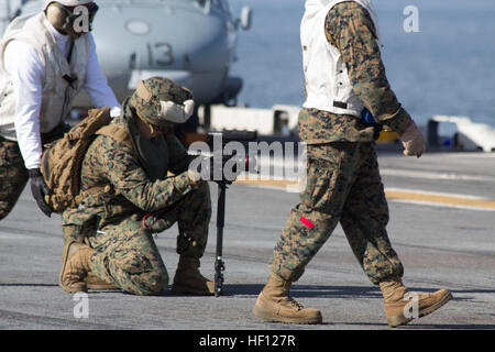 Le Cpl. Christopher Q. Pierre, 26e Marine Expeditionary Unit (MEU) lutter contre le photographe, enregistre la vidéo de marines affectés à l'appui d'atterrissage, peloton du bataillon logistique de combat (BEC), 26e Marine Expeditionary Unit (MEU), Novembre 6, 2012. Le peloton a été transporté à Queens, New York), d'aider l'aéroport de LaGuardia en déplaçant un générateur d'avaries à la jetée. La 26e MEU et l'USS Wasp sont au large de la côte de New York à l'appui d'efforts de secours aux sinistrés de l'Ouragan Sandy à New York et du New Jersey. La 26e MEU est capable de fournir des générateurs, le carburant, l'eau propre, et le transport par hélicoptère à l'aide en Banque D'Images