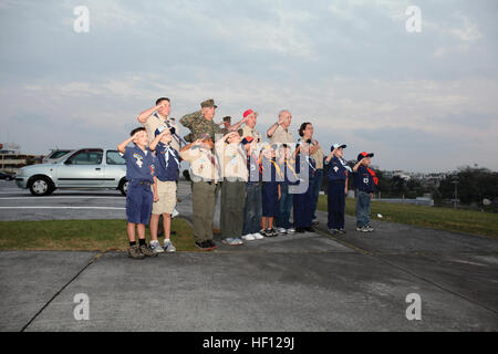 Les Scouts, les Louveteaux, les parents et les bénévoles de saluer le drapeau lors d'une récente cérémonie des couleurs du soir au bâtiment 1 sur Camp Foster. Les garçons ont participé à la cérémonie d'apprendre l'histoire du drapeau américain et de l'importance des couleurs du soir. La classe est une partie de la progression des Boy Scouts de louveteaux d'oursons. Photo par Lance Cpl. Adam B. Miller Scouts apprendre fierté, d'honneur au cours de soir couleurs 121106-M-OY715-001 Banque D'Images