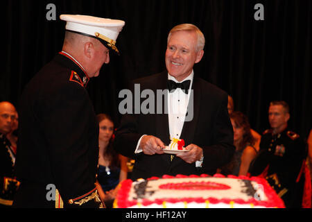 Le major-général Glenn M. Walters, gauche, commandant général du 2e sur l'aile Marine, mains le secrétaire à la Marine Ray Mabus un morceau de gâteau d'anniversaire du Marine Corps pendant le 237e anniversaire du Marine Corps ball célébration à New Bern. Claude dit la nuit a été tout au sujet de la célébration de l'histoire, la tradition et le patrimoine. Marine Corps Air Station Cherry Point Bilan de l'année 121107-M-AF823-060 Banque D'Images