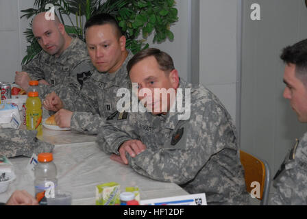 Le général David Petraeus, commandant général du Multi-National Force-Iraq, parle avec huit commandants de compagnie lors d'une visite à la base d'opération avancée de loyauté de la partie est de Bagdad le 6 août. Les commandants font tous partie de l'équipe de combat de la 2e Brigade d'infanterie, 2e Division d'infanterie basée à Fort Carson, Colorado Haut pays visites à Strike Force DVIDS52624 Banque D'Images