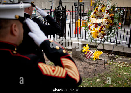 NEW YORK -- Le Lieutenant-colonel Richard Bordonaro, 6e Bataillon, commandant de la communication, et le Sgt. Le Major George Sanchez, saluons le graveof Le Lieutenant-colonel Franklin tombe de Wharton. Les Marines déposé une couronne pour rendre hommage au 237e anniversaire de la Wharton du Marine Corps, le 10 novembre 2012. Wharton a été le 3e Commandant de la Marine Corps. Il a servi de 1798 à 1818 et a été le premier Commandant d'occuper la maison du Commandant, Marine Barracks, à Washington. Il est né à Philadelphie, et repose maintenant à l'église Trinity à quelques rues de Wall Street à Manhattan. La production Marine Corps (par le Sgt. Banque D'Images