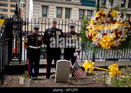 NEW YORK -- Le Sgt. Le Major George Sanchez, le Lieutenant-colonel Richard Bordonaro, et Sgt. John Sardine (de gauche), le tout à partir de 6e Bataillon de la Communication, se tiennent près de la tombe du lieutenant-colonel Franklin Wharton, 3e Commandant du Marine Corps. Les Marines déposé une couronne pour rendre hommage au 237e anniversaire de la Wharton du Marine Corps, le 10 novembre 2012. Il a servi de 1798 à 1818 et a été le premier Commandant d'occuper la maison du Commandant, Marine Barracks, à Washington. Il est né à Philadelphie, et repose maintenant à l'église Trinity à quelques rues de Wall Street à Manhattan. (Marine Corps en production Banque D'Images