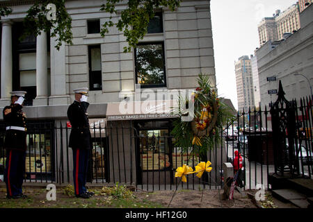 NEW YORK -- Le Lieutenant-colonel Richard Bordonaro, 6e Bataillon, commandant de la communication, et le Sgt. Le Major George Sanchez, saluons le graveof Le Lieutenant-colonel Franklin tombe de Wharton. Les Marines déposé une couronne pour rendre hommage au 237e anniversaire de la Wharton du Marine Corps, le 10 novembre 2012. Wharton a été le 3e Commandant de la Marine Corps. Il a servi de 1798 à 1818 et a été le premier Commandant d'occuper la maison du Commandant, Marine Barracks, à Washington. Il est né à Philadelphie, et repose maintenant à l'église Trinity à quelques rues de Wall Street à Manhattan. La production Marine Corps (par le Sgt. Banque D'Images