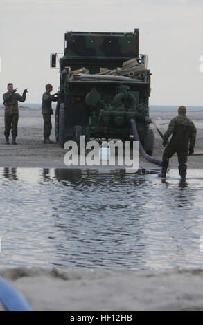 Les Marines du 8e Bataillon de soutien du génie, 2e MLG, II MEF, assistent Breezy point, résidents de New York après l'ouragan Sandy, pompent de l'eau et nettoient les débris en coordination avec la FEMA, le corps des ingénieurs de l'armée américaine et la Garde nationale. Banque D'Images