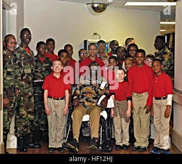 Les jeunes Marines visitez Anciens combattants à Carl Vinson VA Medical Center de Dublin, Ga., récemment. Les jeunes Marines visitez Anciens combattants à Carl Vinson VA Medical Center Banque D'Images