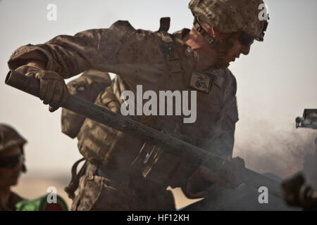 Un U.S. Marine avec Bravo Batterie, 1er Bataillon, 11e Régiment de Marines, 15e Marine Expeditionary Unit les écouvillons violation d'un obusier M777A2 après avoir tiré une ronde 14 novembre 2012, lors de l'exercice désireux Mace 13 à base d'épée, le Koweït. Désireux Mace, un exercice d'entraînement amphibie combinée avec les forces armées koweïtiennes, est destiné à promouvoir l'interopérabilité et de renforcer la coopération et la coordination entre le personnel militaire et les Koweïtiens des Marines américains et des marins. (U.S. Marine Corps photo par le Cpl. Bobby J. Gonzalez/libérés) 121114-M-HW830-076 (8246335366) Banque D'Images