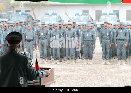 Le Colonel Allah Noor Mohammadi, commandant, Centre régional de formation, parle à la police en uniforme afghane lors de cérémonie de remise des diplômes, le 15 novembre, dans Guzarah district. Dix-neuf policiers et les femmes sont devenues des formateurs de police après avoir terminé un cours de trois semaines à être certifié pour former la police locale afghane. (U.S. Marine Corps photo par le Sgt. Chadwick de Bree/libérés) PUA certifie les formateurs afghans 121115-M-H802-062 Banque D'Images