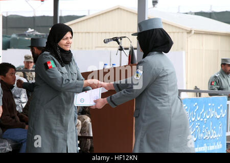 Une femme policier en uniforme afghane reçoit son diplôme lors d'une cérémonie, le 15 novembre, dans Guzarah district. Dix-neuf policiers et les femmes sont devenues des formateurs de police après avoir terminé un cours de trois semaines à être certifié pour former la police locale afghane. (U.S. Marine Corps photo par le Sgt. Chadwick de Bree/libérés) PUA certifie les formateurs afghans 121115-M-H802-096 Banque D'Images