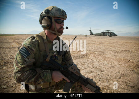 Un membre de la force de coalition assure la sécurité lors d'une évacuation médicale dans la province de Farah, l'Afghanistan, 24 novembre 2012. Les forces de sécurité nationale afghanes ont pris les devants dans les opérations de sécurité, avec les forces de la coalition à titre de mentors, d'apporter la sécurité et la stabilité au peuple afghan. (U.S. Marine Corps photo par le Sgt. Pete Boucher/libérés) 121124-M-BO337-047 (8246326226) Banque D'Images