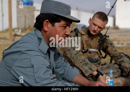 La police locale afghane 3e lieutenant Shah Mohammad se réunit avec le Sgt. Ben Edwards, chef d'équipe, Lima Company, 3e Bataillon, 9e Régiment de Marines, l'équipe de combat régimentaire 7, le 27 novembre 2012. Les deux apprécié thé Chaï et a parlé d'une école locale qui a récemment ouvert. Retour à Marjah, Marines travaillent avec beaucoup amélioré les FSNA 121127-M-PC317-007 Banque D'Images