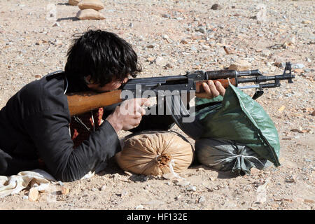 Une recrue de la police locale afghane tire un fusil AK-47 pendant une formation au tir réel dans la province de Farah, Dec. 2. La formation certifie les recrues locales pour assurer la sécurité dans leurs villages. Les Forces nationales de sécurité afghanes assument une plus grande responsabilité à mesure que les forces de la coalition retirent leurs troupes de combat, maintenant la stabilité et la sécurité. Banque D'Images
