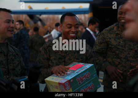 Le Sgt Marin. Anarian Jeffries, administrateur avec Marine Air Group 49 et St Louis, MO. native, aide à décharger les milliers de jouets allant à l'Ouragan Sandy a dévasté les enfants tout au long de New York et du New Jersey à Joint Base McGuire-Dix-Lakehurst, N.J., le 3 décembre 2012. Le Blue Angel vole dans les jouets sur leurs C-130 jet cargo nommé 'Fat Albert', qui ont été donnés par Hasbro, Lockheed Martin, Toys "R" Us et d'autres sociétés. Toys for Tots, Blue Angels aider à sauver Noël pour les enfants touchés par l'Ouragan Sandy 121203-M-KH795-929 Banque D'Images