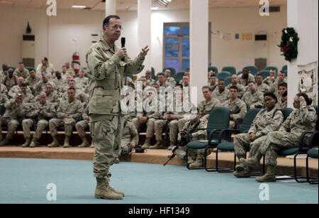 060101-M-1226J-006 Camp Fallujah, Iraq (jan. 1, 2006) - Chef des opérations navales (ONC) l'amiral Michael Mullen répond aux questions après l'adressage marins affectés à la II Marine Expeditionary Force (II MEF) en Iraq. II MEF est déployée dans le cadre de l'opération Iraqi Freedom (OIF) à mener des opérations de contre-insurrection pour isoler et neutraliser les forces iraquiennes, soutenir le développement continu de la Force de sécurité irakienne, de soutenir la reconstruction de l'Iraq et d'élections démocratiques et de faciliter la création d'un environnement sécurisé qui permet l'autonomie de l'Iraq et de l'autonomie. U.S. Marine C Banque D'Images