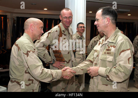 CAMP FALLUJAH, Irak- chef des opérations navales (ONC) l'amiral Michael Mullen se réunit avec les officiers de marine de la II Marine Expeditionary Force (II) MEF sur Camp Falloujah, en Irak. II MEF est déployée dans le cadre de l'opération Iraqi Freedom de mener des opérations de contre-insurrection pour isoler et neutraliser les forces anti-iraquiens ; appui t 060101-M-1226J-007 Camp Fallujah, Iraq (jan. 1, 2006) - Chef des opérations navales (ONC) l'Amiral Mike Mullen, droite, se réunit avec les officiers de marine affecté à la II Marine Expeditionary Force (II MEF) lors d'une récente visite en Iraq. La II MEF est déployée à l'appui de : Inutile Banque D'Images