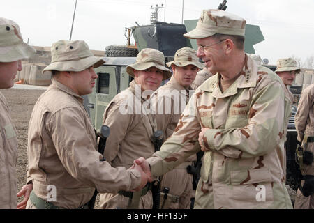 060102-M-1226J-007 Fallujah, Iraq (jan. 2, 2006) - Chef des opérations navales (ONC) Adm. Mike Mullen se réunit avec les marins affectés à la 30e Régiment de la construction navale (RCN) sur Camp Fallujah. La 30e RCN est déployée pour mener des opérations de contre-insurrection pour isoler et neutraliser les forces iraquiennes, soutenir le développement continu de la Force de sécurité irakienne, de soutenir la reconstruction de l'Iraq et d'élections démocratiques et de faciliter la création d'un environnement sécurisé qui permet l'autonomie de l'Iraq et de l'autonomie. U.S. Marine Corps photo par le Cpl. Bryson K. Jones (libéré) US Navy 060102-M Banque D'Images