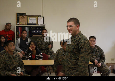 Lance le Cpl. Michael Kelly répond à une question d'un élève officier pendant une conversation en classe à l'école secondaire Okkodo 5 déc. à Guam pendant l'exercice 2012 Fury automoteur. Cinq Marines et deux marins ont visité l'école secondaire Junior Marine Corps de formation des officiers de la réserve de classe du Corps pour parler de leurs expériences en tant que membres de l'armée. L'unité JROTC Marine a été créée en 2009 et compte 214 cadets cette année scolaire. Kelly est un mécanicien avec cellule de chasseurs tout temps Marine Attack Squadron 224, qui est en ce moment dans le cadre du Programme de déploiement avec Marine Aircraft Group 12, 1er avion Marine Wi Banque D'Images