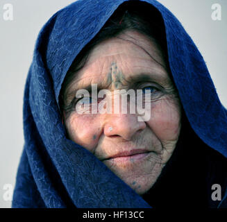 Un Afghan femme attend d'être traitée par le point de contrôle à l'entrée de médecine de l'air de Bagram, en Afghanistan, le 2 décembre 2012. À la 455 e Expeditionary Forces de sécurité et de maîtrise des points d'entrée de groupe de la marine et de la garde côtière locale afghane d'assurer la sécurité et la collecte d'information pour identifier et suivre les dossiers de tous les patients entrant. Une femme afghane attend d'être traitée par le point de contrôle à l'entrée de médecine de l'air de Bagram (champ) 8267625668 (rognée) Banque D'Images