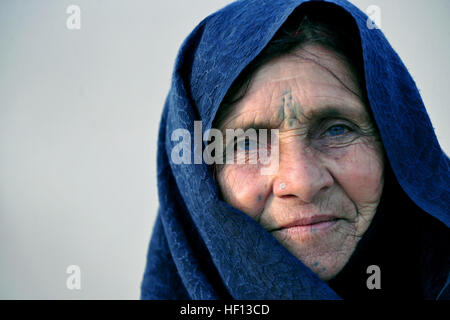 Un Afghan femme attend d'être traitée par le point de contrôle à l'entrée de médecine de l'air de Bagram, en Afghanistan, le 2 décembre 2012. À la 455 e Expeditionary Forces de sécurité et de maîtrise des points d'entrée de groupe de la marine et de la garde côtière locale afghane d'assurer la sécurité et la collecte d'information pour identifier et suivre les dossiers de tous les patients entrant. Humains et les ambassadeurs de bonne volonté (Image 1 de 24) (8267625668) Banque D'Images