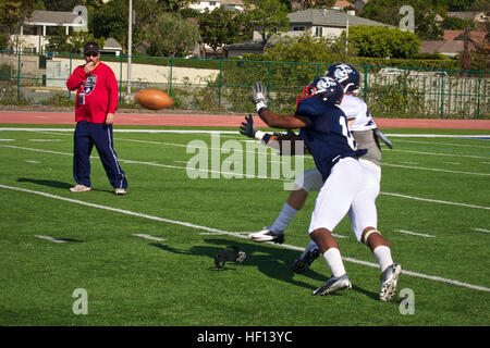 Ahmad Thomas, un coffre avec l'équipe de la côte est de la Semper Fidelis All-American Bowl, près de intercepte une note destinée à Ryan Switzer, receveur, au cours de leur première pratique 32 Déc., 2012. Thomas est originaire de Miami et Miami assiste à Central High School. La Suisse est de Charleston, en Virginie de l'Ouest fréquente à la George Washington High School. Le Semper Fidelis All-American Bowl sera télédiffusée sur le réseau de NFL du Home Depot Center de Carson, en Californie, à 18 heures. Jan 4, 2013. Semper Fidelis All-American Bowl est la pratique de l'équipe, Jour 1 130104-M-CT639-803 Banque D'Images
