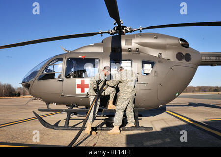 Faire le plein d'avions Ricky Spécialiste Wolley ravitaille un UH-72. L'UH-72A Lakota est un hélicoptère utilitaire léger avec un bimoteur et un seul, quatre pales du rotor principal. La 121e Compagnie médicale (Air Ambulance) est un air de la Garde nationale de la Virginie, l'équipage composé de deux pilotes et responsables. Basé au DAA (Davison AAF, Fort Belvoir, Virginie), DC-NG's 121e Compagnie médicale (Air Ambulance) a été la première unité de la Garde nationale à recevoir l'évacuation sanitaire version configurée l'UH-72A. La 121e Compagnie médicale (Air Ambulance) est chargé de fournir un soutien à l'évacuation médicale de la Garde nationale la région de la capitale nationale t Banque D'Images