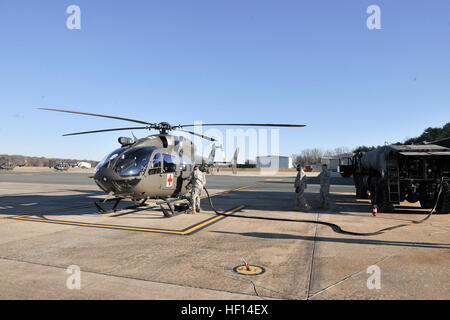 Faire le plein d'avions Ricky Spécialiste Wolley ravitaille un UH-72. L'UH-72A Lakota est un hélicoptère utilitaire léger avec un bimoteur et un seul, quatre pales du rotor principal. La 121e Compagnie médicale (Air Ambulance) est un air de la Garde nationale de la Virginie, l'équipage composé de deux pilotes et responsables. Basé au DAA (Davison AAF, Fort Belvoir, Virginie), DC-NG's 121e Compagnie médicale (Air Ambulance) a été la première unité de la Garde nationale à recevoir l'évacuation sanitaire version configurée l'UH-72A. La 121e Compagnie médicale (Air Ambulance) est chargé de fournir un soutien à l'évacuation médicale de la Garde nationale la région de la capitale nationale t Banque D'Images