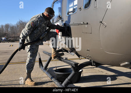 Faire le plein d'avions Ricky Spécialiste Wolley ravitaille un UH-72. L'UH-72A Lakota est un hélicoptère utilitaire léger avec un bimoteur et un seul, quatre pales du rotor principal. La 121e Compagnie médicale (Air Ambulance) est un air de la Garde nationale de la Virginie, l'équipage composé de deux pilotes et responsables. Basé au DAA (Davison AAF, Fort Belvoir, Virginie), DC-NG's 121e Compagnie médicale (Air Ambulance) a été la première unité de la Garde nationale à recevoir l'évacuation sanitaire version configurée l'UH-72A. La 121e Compagnie médicale (Air Ambulance) est chargé de fournir un soutien à l'évacuation médicale de la Garde nationale la région de la capitale nationale t Banque D'Images