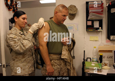 061102-M-9578B-139 Camp Taqaddum, Iraq (nov. 2, 2006) - Sous-commandant de la Division, 1 Division de marines, le Major-général Robert B. Neller, droite, reçoit un vaccin contre la grippe à partir de la U.S. Navy Hospital Corpsman 2e classe Gabriela San Martin, attaché à la 1ère Marine Logistics Group, à l'établissement de chirurgie principale sur Camp Taqaddum, de l'Iraq. U.S. Marine Corps photo par le Sgt. Alicia J. Brito (libéré) US Navy 061102-M-9578B-139 Sous-commandant de la Division, 1 Division de marines, le Major-général Robert B. Neller, droite, reçoit un vaccin contre la grippe Banque D'Images