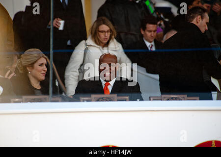 Craig Robinson attend que le président Barack Obama et sa soeur, la Première Dame Michelle Obama, pour passer l'examen officiel stand où ils ont ensuite regardé le reste de la parade d'inauguration. M. Robinson est un entraîneur de basket-ball universitaire américain et l'actuel chef entraîneur de basket-ball de Mens à l'Université de l'Oregon. La 57e Cérémonie d'investiture a eu lieu à Washington le lundi, Janvier 21, 2013. (Photo par Tech. Le Sgt. Eric Miller/ New York Air National Guard) frère de la première dame, et attend que l'arrivée de la famille Obama 130121-Z-QU230-174 Banque D'Images