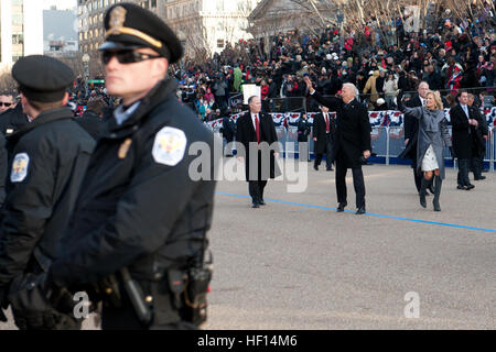Le vice-président Joe Biden et la deuxième dame participent à la 57e parade présidentielle inaugurale à Washington, DC, observant depuis le stand de revue officielle en face de Lafayette Park. Le défilé présente des régiments militaires cérémoniels, des groupes de citoyens, des bandes de marche et des chars, célébrant la transition présidentielle. Banque D'Images
