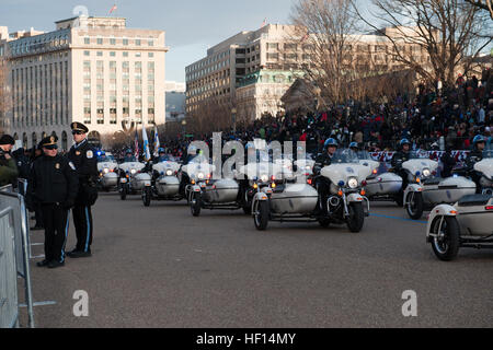 Le cortège présidentiel à la tête d'un cortège de plus de 8 000 personnes qui ont commencé à la Constitution Avenue et a continué vers le bas Pennsylvania Avenue à la Maison Blanche. La parade comprenaient de régiments militaires de cérémonie, les groupes de citoyens, des fanfares et des chars. La 57e Cérémonie d'investiture a eu lieu à Washington le lundi, Janvier 21, 2013. (Photo par Tech. Le Sgt. Eric Miller/ New York Air National Guard) Gardes nationaux soutenir 57e défilé inaugural présidentiel 130121-Z-QU230-224 Banque D'Images