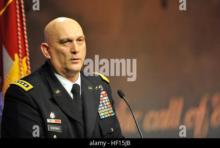 Chef du personnel de l'Armée Le Général Raymond Odierno, prononce une allocution lors d'une cérémonie honorant les anciens membres du personnel de l'Armée de Sgt. Clinton Romesha L., non illustré, au Pentagone à Arlington, en Virginie, le 12 février 2013. Un jour plus tôt, Romesha a reçu la médaille d'honneur lors d'une cérémonie à la Maison Blanche à Washington, D.C., pour ses actions durant la bataille de Kamdesh au poste de combat dans la province de Nuristan, Keating l'Afghanistan, le 3 octobre 2009. Romesha était un animateur de section avec Bravo Troop, 3e Escadron, 61e Régiment de cavalerie, 4e Brigade Combat Team, 4e Division d'infanterie, au moment de la bataille. (Photo par DoD Banque D'Images