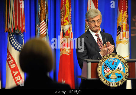 Secrétaire de l'Armée John McHugh applaudit après administration d'observations au cours d'une cérémonie honorant les anciens membres du personnel de l'armée américaine le Sgt. Clinton Romesha L., non illustré, au Pentagone à Arlington, en Virginie, le 12 février 2013. Un jour plus tôt, Romesha a reçu la médaille d'honneur lors d'une cérémonie à la Maison Blanche à Washington, D.C., pour ses actions durant la bataille de Kamdesh au poste de combat dans la province de Nuristan, Keating l'Afghanistan, le 3 octobre 2009. Romesha était un animateur de section avec Bravo Troop, 3e Escadron, 61e Régiment de cavalerie, 4e Brigade Combat Team, 4e Division d'infanterie, au moment de la bataille. (DoD phot Banque D'Images