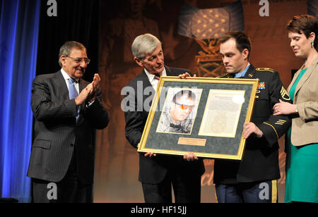 Secrétaire de l'Armée John McHugh, deuxième à gauche, ancien sergent de l'Armée présente. Clinton Romesha L. avec une photo encadrée et citation de la médaille d'honneur en tant que Secrétaire à la défense, Leon E. Panetta, à gauche, et l ?épouse Romesha, Tammy, stand by au cours d'une cérémonie le 12 février 2013, au Pentagone à Arlington, en Virginie, un jour plus tôt, Romesha a reçu la médaille d'honneur lors d'une cérémonie à la Maison Blanche à Washington, D.C., pour ses actions durant la bataille de Kamdesh au poste de combat dans la province de Nuristan, Keating l'Afghanistan, le 3 octobre 2009. Romesha était un animateur de section avec Bravo Troop, 3e Escadron, 61e Cav Banque D'Images