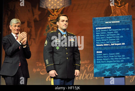 Secrétaire de l'Armée John McHugh, gauche, se réjouit que l'ancien personnel de l'Armée de Sgt. L. Clinton Romesha se trouve à côté du Hall des héros plaque portant son nom au cours d'une cérémonie au Pentagone à Arlington, en Virginie, le 12 février 2013. Un jour plus tôt, Romesha a reçu la médaille d'honneur lors d'une cérémonie à la Maison Blanche à Washington, D.C., pour ses actions durant la bataille de Kamdesh au poste de combat dans la province de Nuristan, Keating l'Afghanistan, le 3 octobre 2009. Romesha était un animateur de section avec Bravo Troop, 3e Escadron, 61e Régiment de cavalerie, 4e Brigade Combat Team, 4e Division d'infanterie, à l'époque de la b Banque D'Images