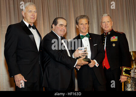 De gauche à droite, le Corps des Marines à la retraite le général James T. Conway, le 34e commandant de la Marine Corps ; la Cour suprême, Antonin Scalia, Clorox chef Donald R. Knauss ; et le général James F. Amos, le 35e commandant du Corps des Marines, posent pour une photo comme Scalia accepte un prix lors du Semper Fidelis Semper Fidelis Cérémonie de remise des prix et le dîner à Arlington, en Virginie, le 23 février 2013. Le Marine Corps University Foundation présente le Semper Fidelis prix pendant l'événement annuel à un leader américain pour démontrer les qualités de leadership et de caractère. (U.S. Marine Corps photo par le Sgt. Mallory S. Vande Banque D'Images