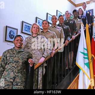 Les Marines du Marine Corps, de l'Installations - Marine Corps Base Camp Lejeune honneur au service des femmes qui les ont précédés au cours du mois de l'histoire des femmes. Les dames ont tenté de reproduire la photographie ancienne inséré au-dessus des femmes Marines stationné au camp Lejeune pendant les années 1950. L'évolution de l'uniforme féminin est affiché bien en vue dans la photographie moderne-jour, pendant que les femmes représentées ci-dessus ont été émis qu'une jupe, un chemisier, sertis flexible, hauts talons, une couverture et des deniers publics. Talons de paie, les Marines pour lutter contre l'égard durant le mois de l'histoire des femmes 130225-M-OM669-765 Banque D'Images